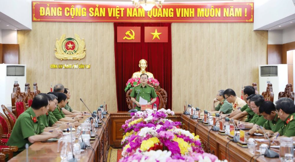 Thứ trưởng Bộ Công an Nguyễn Văn Long kết luận tại buổi làm việc. Ảnh: Tạ Quang