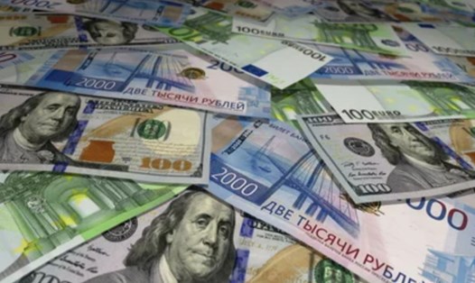 Các tờ tiền USD, euro và rúp. Ảnh: Shutterstock