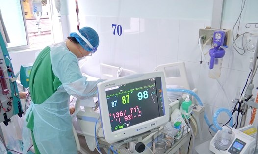 Bác sĩ điều trị COVID-19 ở TPHCM hồi tháng 8.2021. Ảnh: Nguyễn Ly
