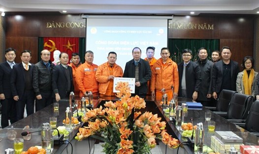 Lãnh đạo Công đoàn Điện lực Việt Nam trao quà cho người lao động. Ảnh: Vân Anh