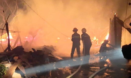 Đám cháy đã thiêu rụi hoàn toàn một xưởng chế biến gỗ ở Đắk Nông. Ảnh: Người dân cung cấp