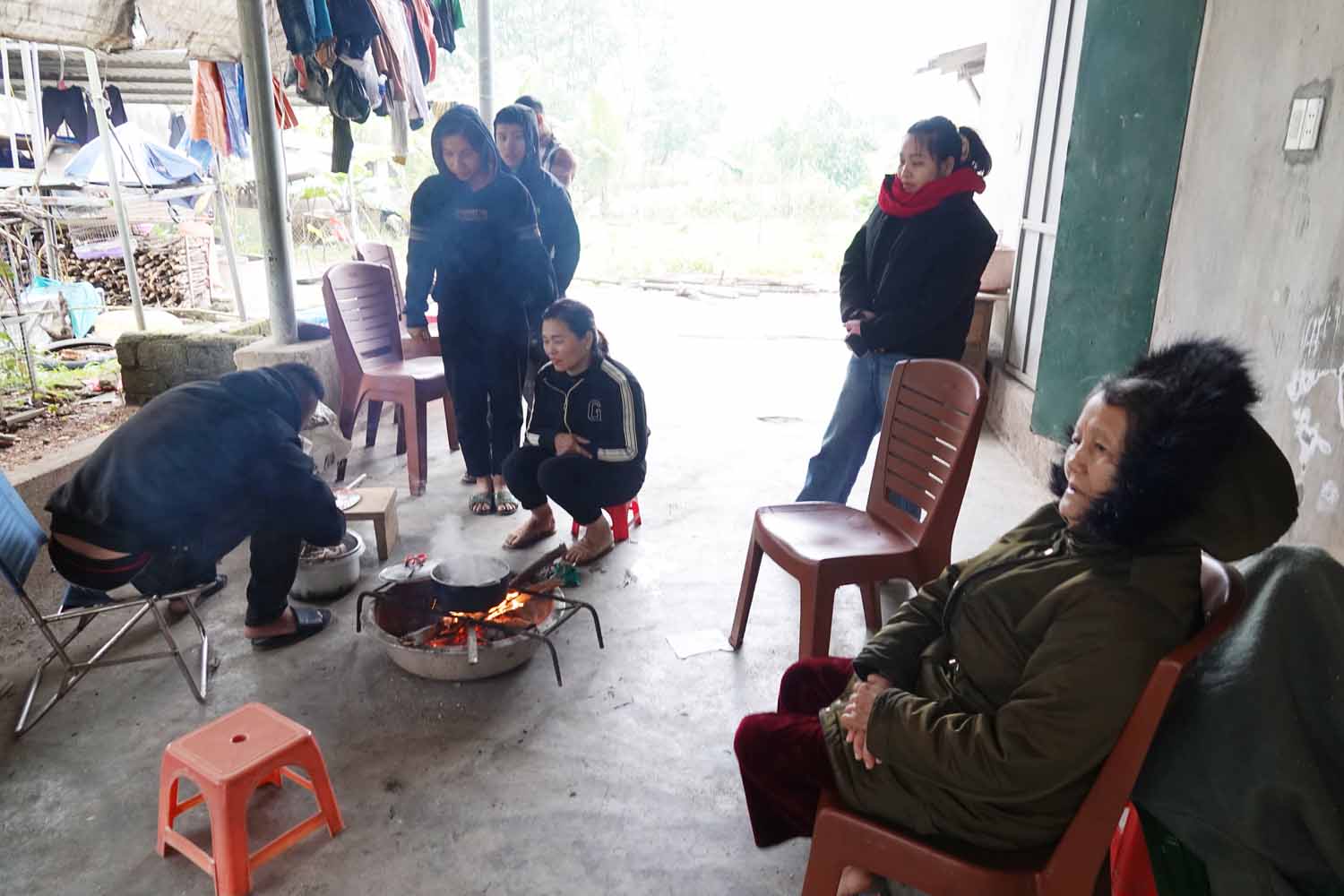 Gia đình bà Hán ở thôn Tân Dân, xã Nam Điền, huyện Thạch Hà quây quần bên bếp lửa. Ảnh: Trần Tuấn.