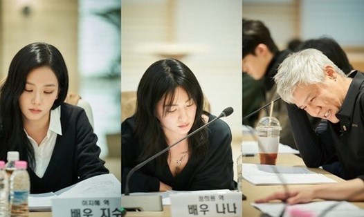 Jisoo (Blackpink) trong buổi đọc kịch bản phim cùng các diễn viên khác. Ảnh: NSX