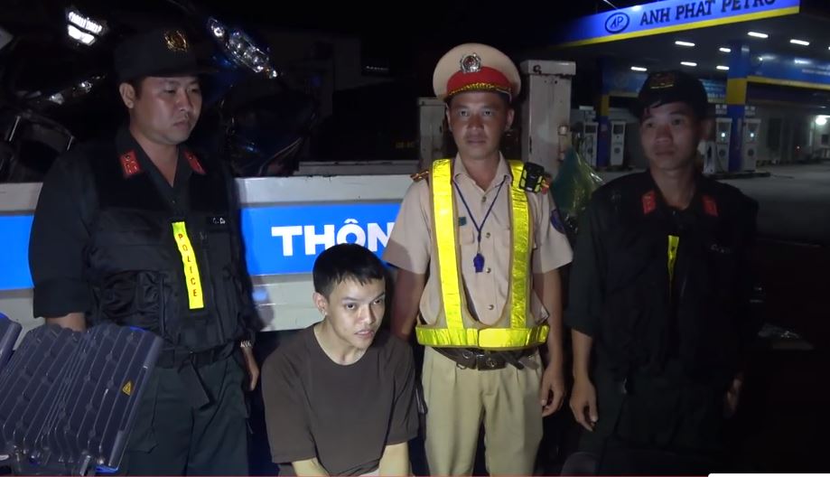 Cảnh sát giao thông kiểm tra, phát hiện trường hợp dương tính với ma túy. Ảnh: Công an cung cấp