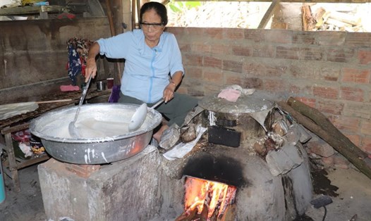 Làng nghề bánh tráng Túy Loan đỏ lửa 500 năm tất bật dịp cận tết