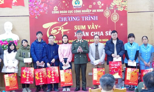 Thiếu tướng Nguyễn Thanh Trang - Bí thư Đảng uỷ, Cục trưởng Cục H08 trao quà cho đoàn viên công đoàn có hoàn cảnh khó khăn. Ảnh: Hạnh An. 