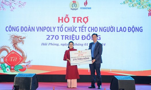 Công đoàn Dầu khí Việt Nam trao hỗ trợ cho đoàn viên, người lao động dịp Tết Nguyên đán Giáp Thìn năm 2024. Ảnh: CĐDK