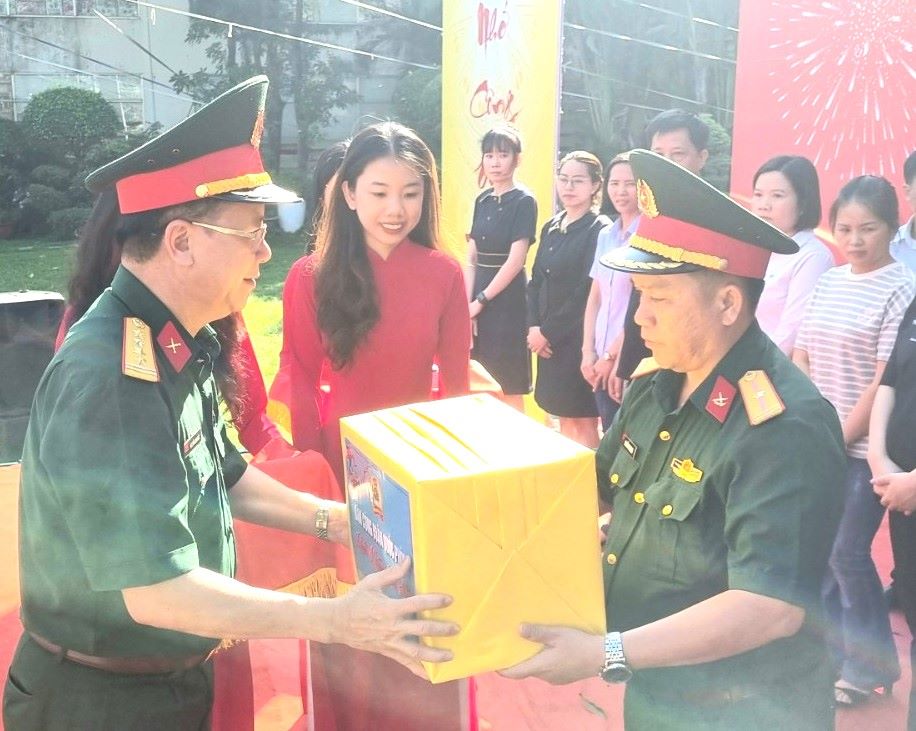 Đại tá Nguyễn Đình Đức - Trưởng Ban Công đoàn Quốc phòng (bên trái) - trao quà cho đại diện công đoàn cơ sở đơn vị trực thuộc Tổng cục Hậu cần, Bộ Quốc phòng. Ảnh: Nam Dương