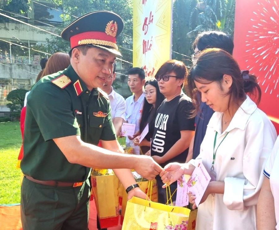 Thiếu tướng Nguyễn Trọng Thiện trao quà cho đại diện các gia đình chính sách sinh sống, làm việc trên địa bàn Quận Gò Vấp. Ảnh: Nam Dương