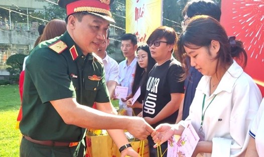 Thiếu tướng Nguyễn Trọng Thiện trao quà cho đại diện các gia đình chính sách sinh sống, làm việc trên địa bàn Quận Gò Vấp. Ảnh: Nam Dương