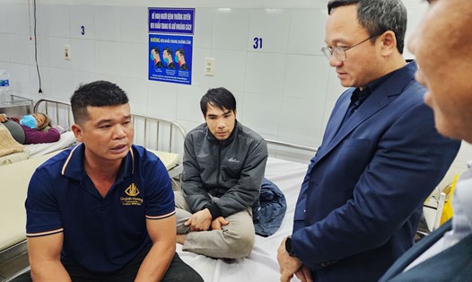 Tài xế xe khách (ngoài cùng bên trái) đang được điều trị tại Bệnh viện Đà Nẵng. Ảnh: Thùy Trang