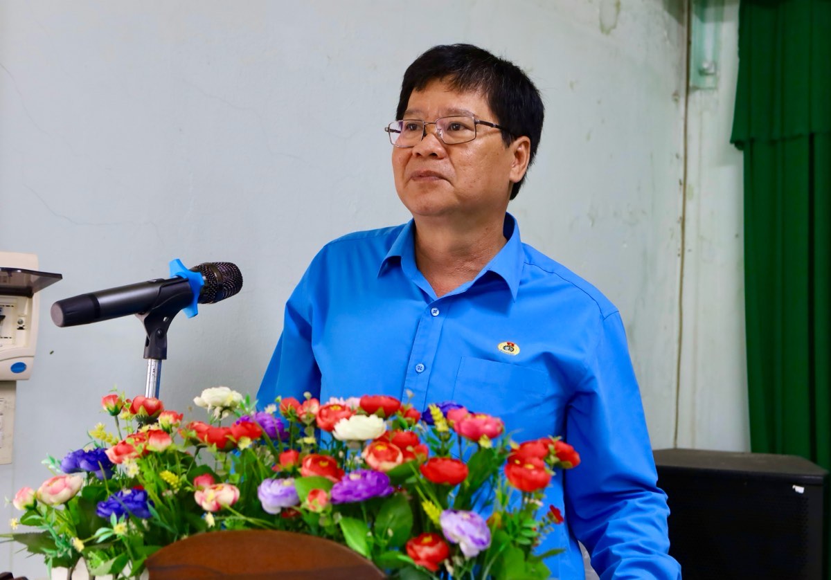 Ông Đỗ Hữu Quy - Chủ tịch LĐLĐ tỉnh Bình Thuận phát biểu tại buổi trao quà. Ảnh: Duy Tuấn 