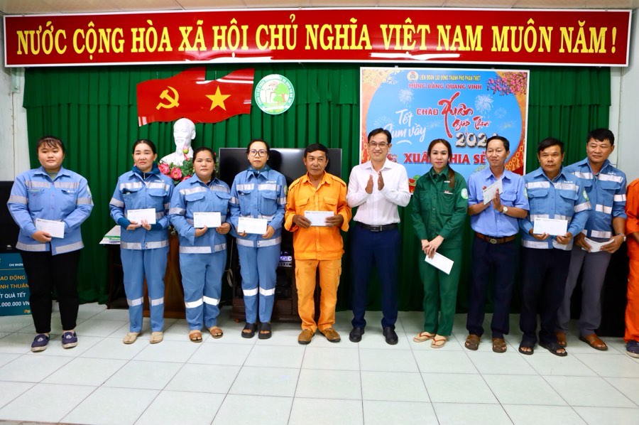 Các công nhân Công ty cổ phần môi trường và dịch vụ đô thị Bình Thuận nhận quà tết từ nhà tài trợ. Ảnh: Duy Tuấn 