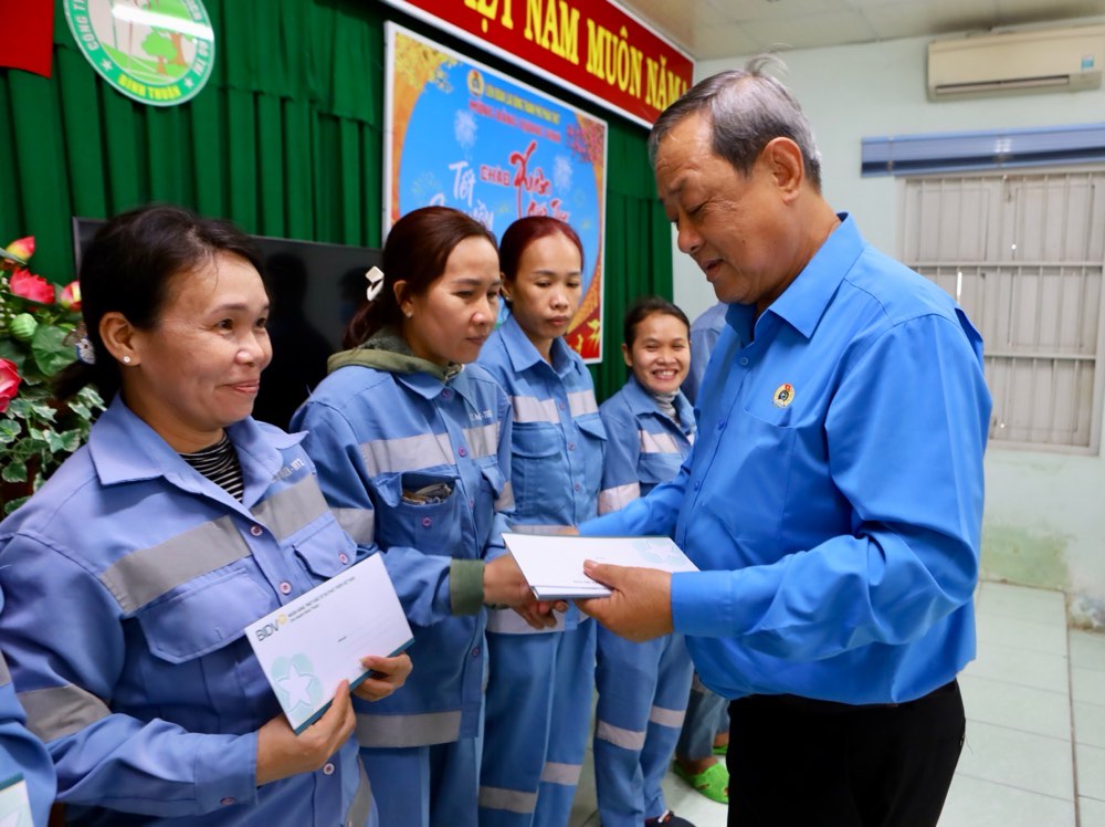 Ông Võ Huy Luận - Chủ tịch LĐLĐ thành phố Phan Thiết trao quà cho công nhân, lao động công ty. Ảnh: Duy Tuấn