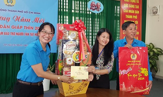 Chủ tịch LĐLĐ TPHCM Trần Thị Diệu Thúy tặng quà cho người lao động tại Trung tâm Bảo trợ người tàn tật Hiệp Bình Chánh. Ảnh: Phương Ngân