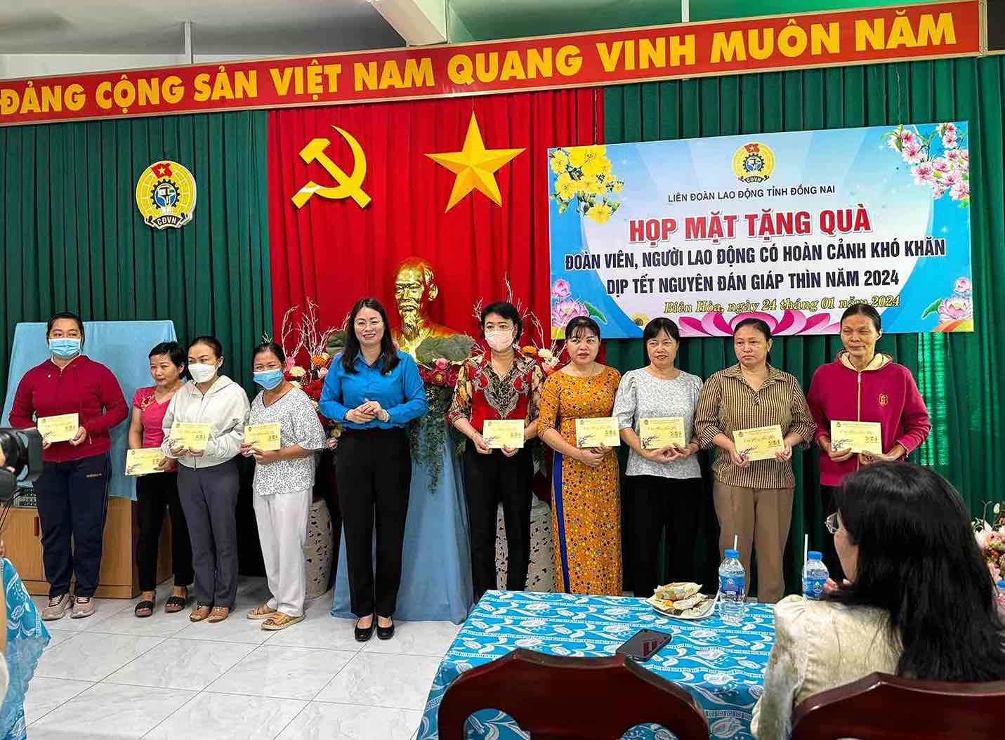 Bà Bùi Thị Nhàn - Phó Chủ tịch LĐLĐ tỉnh Đồng Nai trao quà cho đoàn viên người lao động khó khăn tại TP Biên Hoà. Ảnh: Hà Anh Chiến