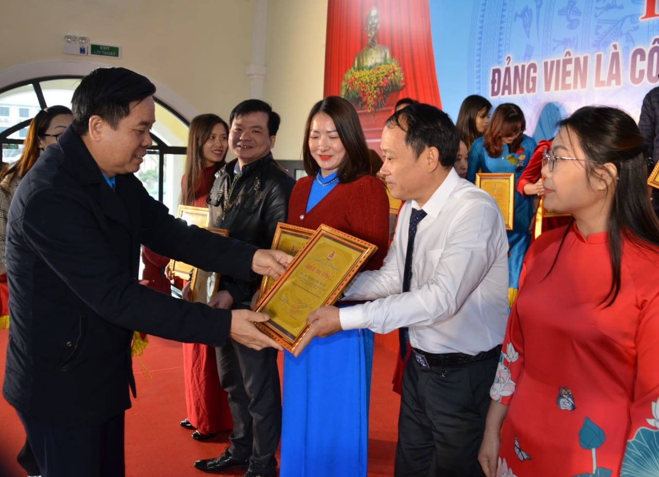 Ông Dương Đức Khanh - Chủ tịch LĐLĐ tỉnh Ninh Bình trao Giấy chứng nhận cho các Đảng viên là công nhân lao động tiêu biểu. Ảnh: Nguyễn Trường
