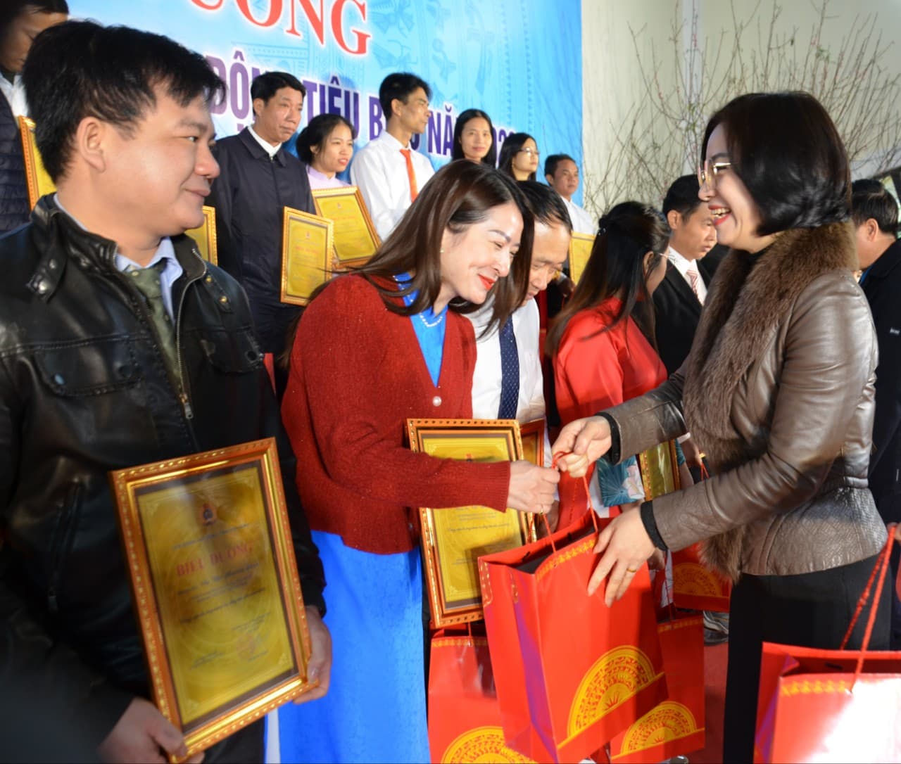 Bà Đinh Thị Phượng - Phó trưởng Ban Tổ chức Tỉnh ủy Ninh Bình tặng quà cho các Đảng viên là công nhan lao động tiêu biểu. Ảnh: Nguyễn Trường