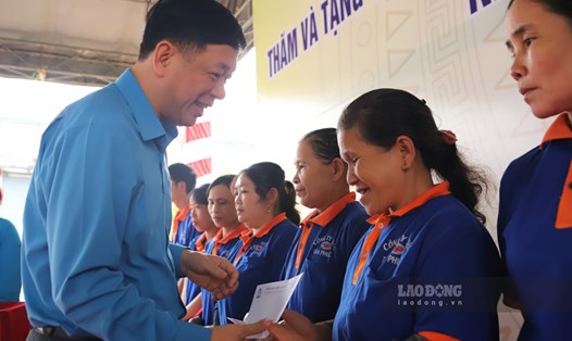 Ông Tống Văn Băng - Trưởng Ban Tổ chức Tổng Liên đoàn Lao động Việt Nam trao quà Tết cho công nhân lao động. Ảnh: Hoài Luân