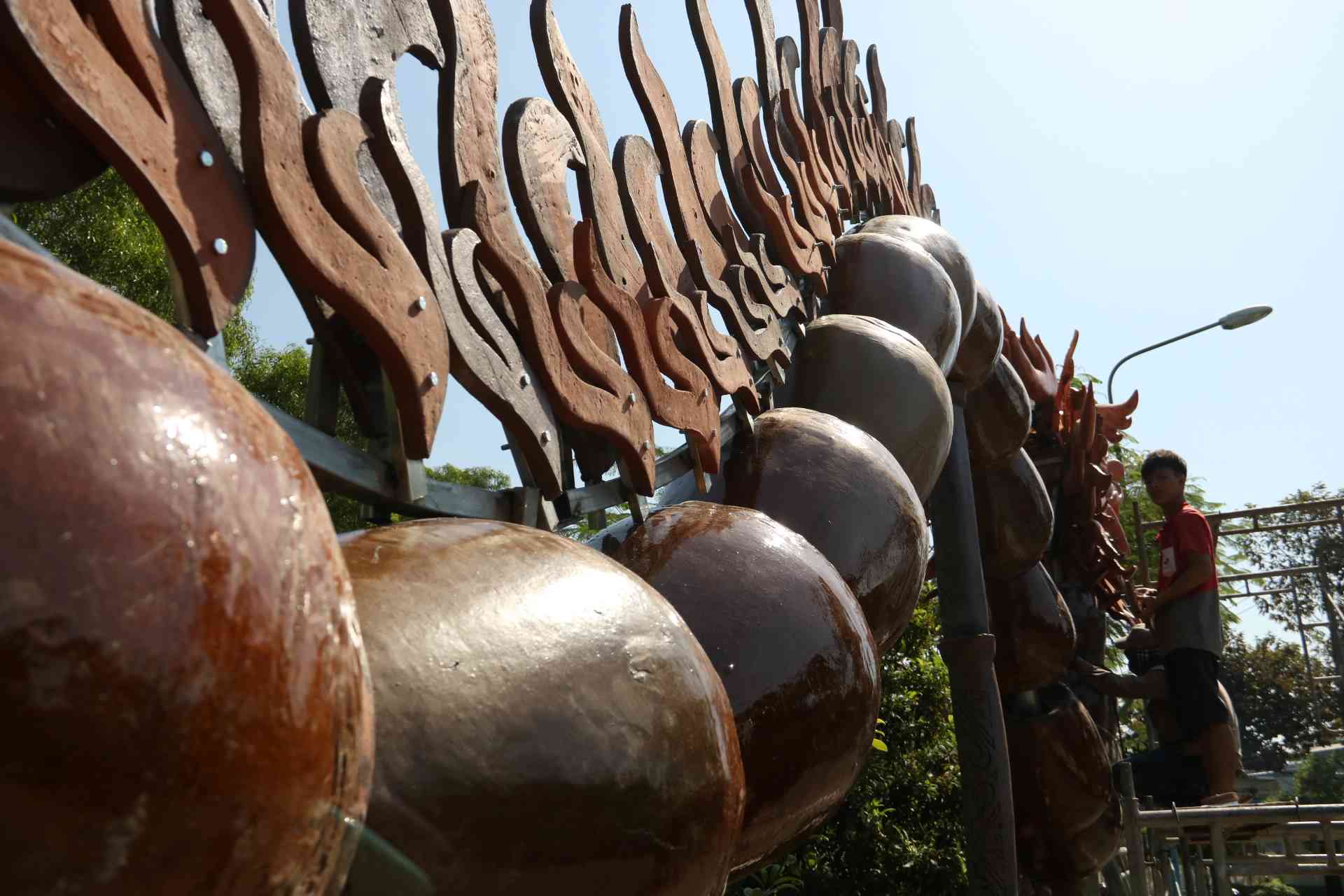 Những vật tư là đồ gốm để chế tác rồng được Lò lu Đại Hưng - lò gốm có tuổi đời gần 180 năm ở phường Tương Bình Hiệp tài trợ. 