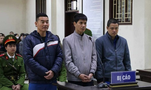 3 bị cáo Hải, Diệp, Dương (từ trái qua phải) bị tòa tuyên phạt tổng cộng 9 năm tù về tội nhận hối lộ. Ảnh: Thái Bình