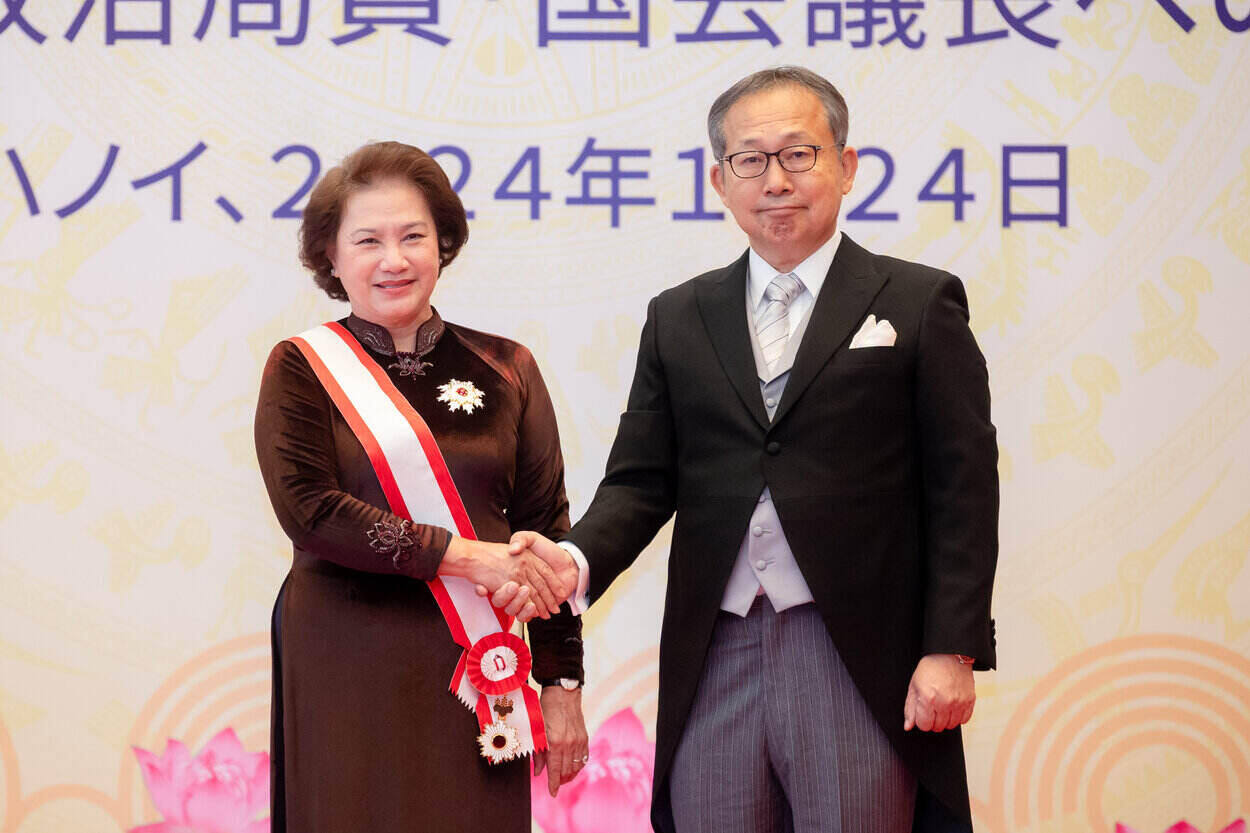 Đại sứ Nhật Bản tại Việt Nam Yamada Takio công bố quyết định tặng huân chương và gắn huân chương cho nguyên Chủ tịch Quốc hội Nguyễn Thị Kim Ngân. Ảnh: Quochoi.vn