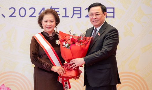 Chủ tịch Quốc hội Vương Đình Huệ tặng hoa chúc mừng nguyên Chủ tịch Quốc hội Nguyễn Thị Kim Ngân. Ảnh: Quochoi.vn