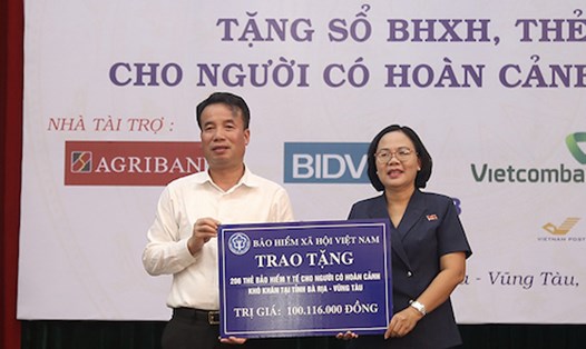 Tổng Giám đốc BHXH Việt Nam Nguyễn Thế Mạnh trao hỗ trợ thẻ BHYT, sổ BHXH cho đại diện người có hoàn cảnh khó khăn. Ảnh: BHXH