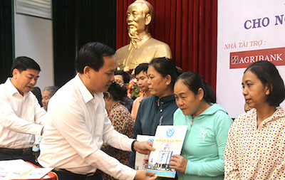 Lãnh đạo BHXH Việt Nam trao sổ BHXH cho người có hoàn cảnh khó khăn. Ảnh: BHXH