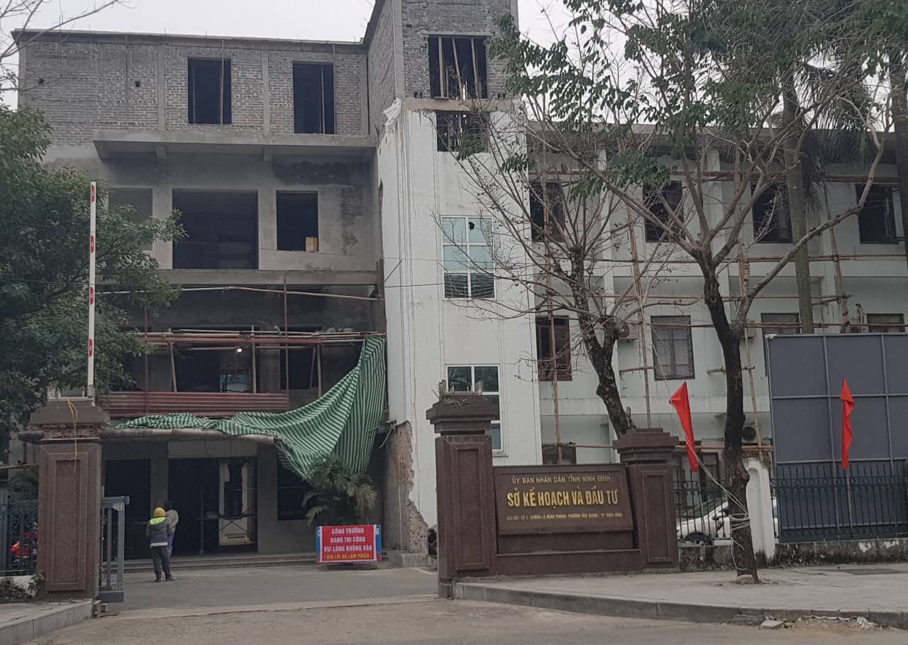 Trụ sở, Sở Kế hoạch và Đầu tư tỉnh Ninh Bình đang được sửa chữa và khắc phục những thiếu sót về PCCC. Ảnh: Nguyễn Trường