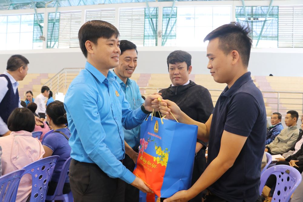 300 suất quà Tết Sum vầy được lãnh đạo LĐLĐ tỉnh Khánh Hòa trao cho đoàn viên tại chương trình. Ảnh: Phương Linh