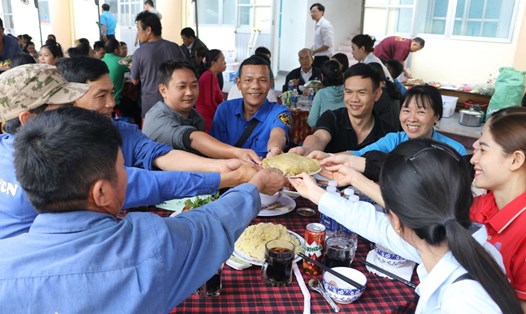 Bữa cơm tất niên đong đầy tình cảm của Công đoàn dành cho đoàn viên xa quê, hoàn cảnh khó khăn được tổ chức tại cụm thành phố Nha Trang. Ảnh: Phương Linh