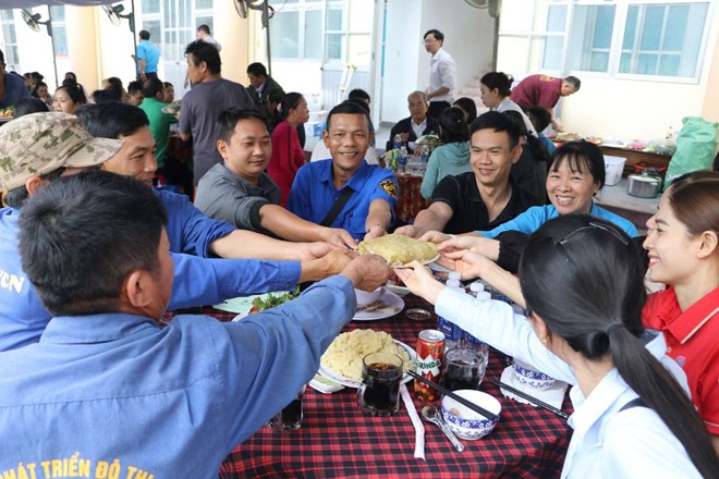 Ấm áp, lạ mà quen bữa cơm tất niên cùng 300 lao động khó khăn, xa quê