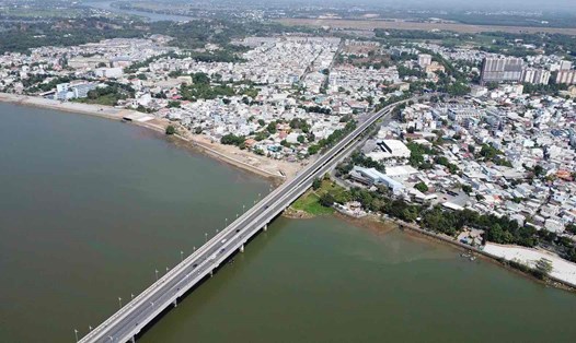 Bắn pháo hoa Tết Nguyên đán 2024 ở cầu Hoá An TP Biên Hoà, tỉnh Đồng Nai. Ảnh: Hà Anh Chiến
