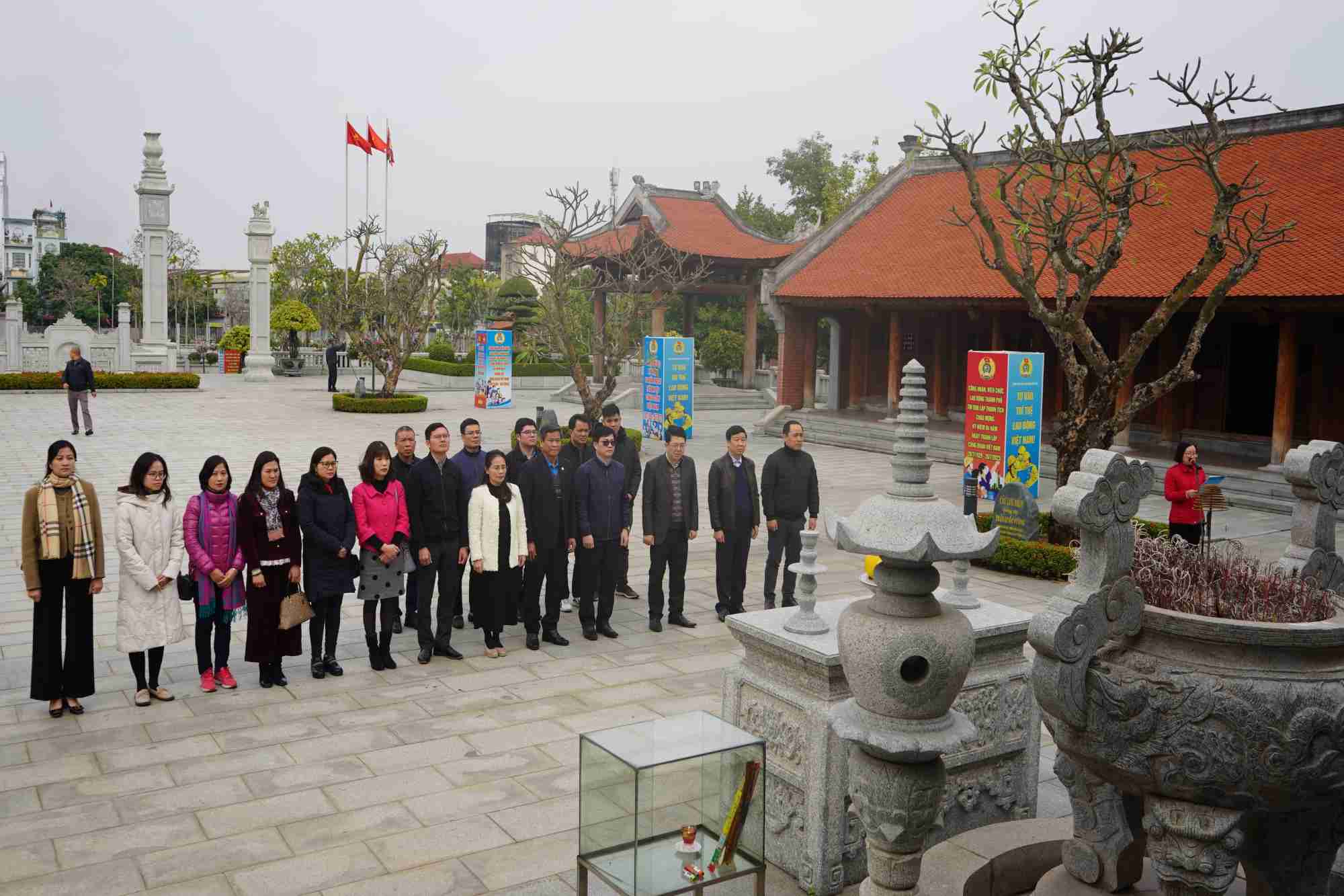 Đoàn công tác Tổng LĐLĐ Việt Nam dâng hương tại Nhà tưởng niệm đồng chí Nguyễn Đức Cảnh. Ảnh: Mai Dung