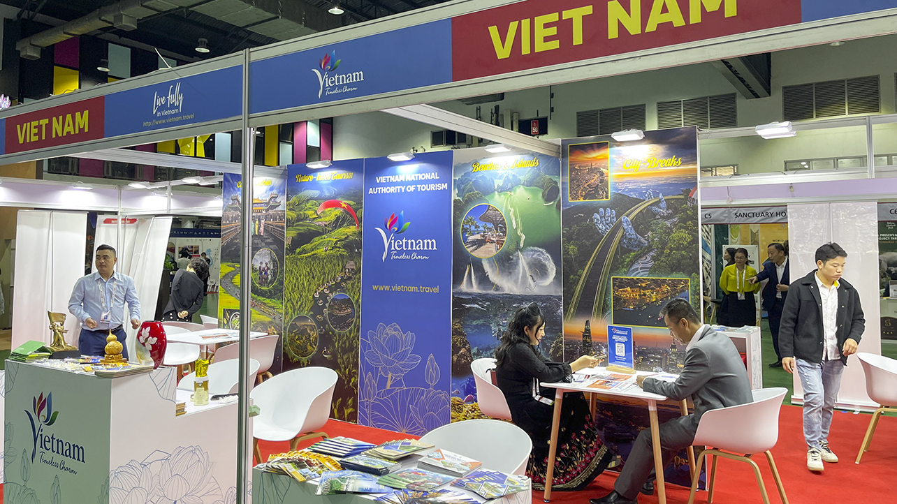 Điện Biên cùng các địa phương khác như Ninh Bình, Nghệ An, Hà Tĩnh... tham gia gian hàng du lịch Việt Nam tại hội chợ Travex 2024 ở Viêng Chăn, Lào. Ảnh: TITC