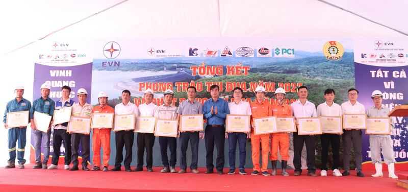 Lãnh đạo Công đoàn Điện lực Việt Nam trao quà cho đại diện người lao động. Ảnh: CĐĐLVN