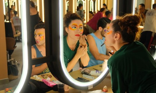 Các nghệ sĩ quốc chuẩn bị và tập luyện trước show diễn. Ảnh: BTC