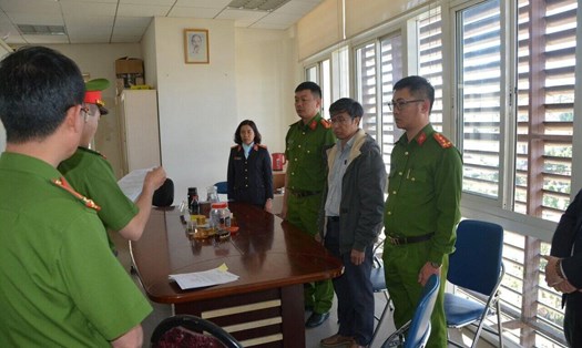 Công an thực hiện lệnh bắt tạm giam đối với 3 cán bộ thuộc Sở Công thương Lâm Đồng. Ảnh: Công an
