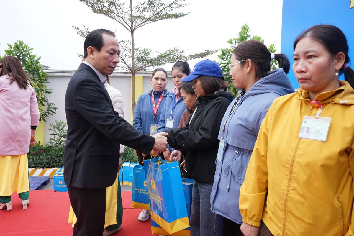 Lãnh đạo LĐLĐ tỉnh Thanh Hóa trao quà cho đoàn viên khó khăn tại huyện Triệu Sơn. Ảnh: Quách Du