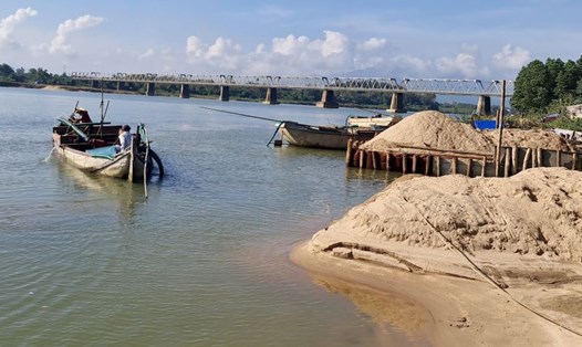 Tình trạng khai thác cát trên sông Trà Khúc đoạn qua xã Tịnh Hà lại tái diễn. Ảnh: Ngọc Viên (chụp ngày 17.1).