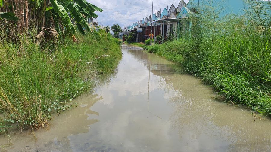 Khu nhà ở cho người thu nhập thấp tỉnh Bạc Liêu, hạ tầng chưa hoàn thiện, người dân phải lội nước vào nhà. Ảnh: Nhật Hồ
