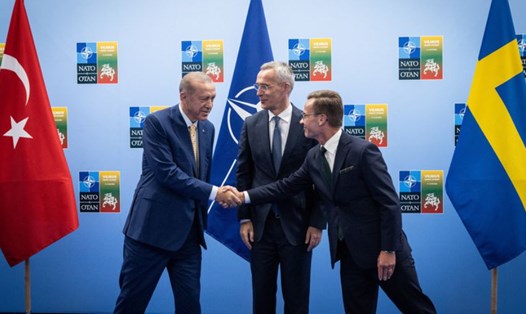 Tổng Thư ký NATO Jens Stoltenberg (giữa), Tổng thống Thổ Nhĩ Kỳ Recep Tayyip Erdogan (trái) và Thủ tướng Thụy Điển Ulf Kristersson trong Hội nghị Thượng đỉnh NATO năm 2023. Ảnh: Website NATO