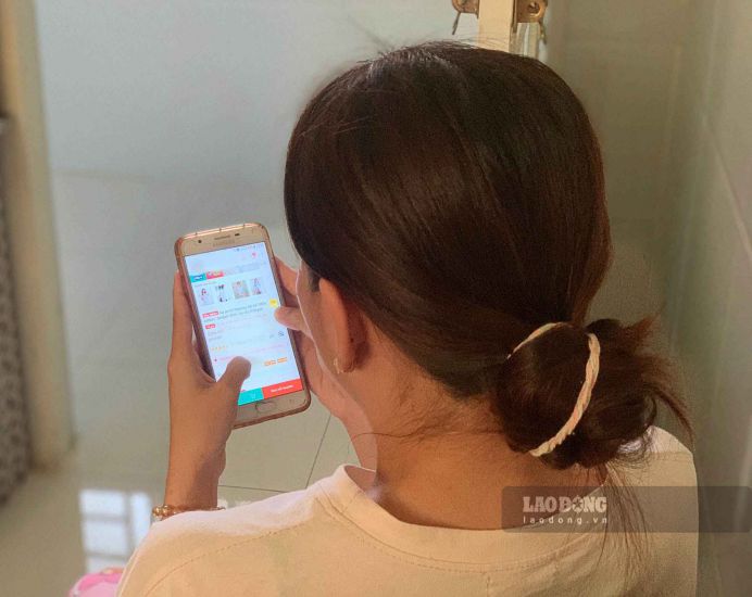 Mua sắm đồ Tết online được nhiều người tiêu dùng ưa chuộng vì chán cảnh chặt chém. Ảnh: Vân Hi