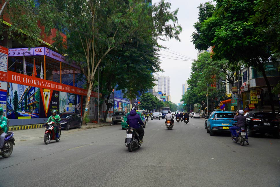 Trái ngược với đó, đoạn từ ngõ 162 Nguyễn Tuân giao với đường Lê Văn Lương được mở rộng từ năm 2003 nên giao thông trở nên th