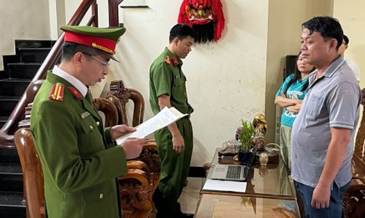 Công an tỉnh đọc các quyết định khởi tố vụ án, khởi tố bị can và bắt bị can để tạm giam đối với Nguyễn Thanh Yên. Ảnh: Công an Gia Lai 