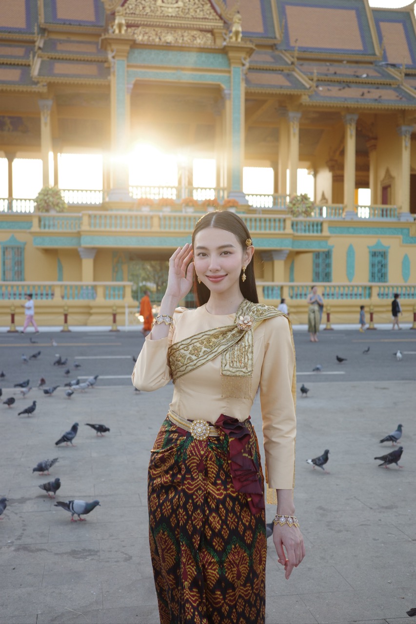 Thùy Tiên ghé thăm Cung điện Hoàng gia Campuchia. Ảnh: NVCC