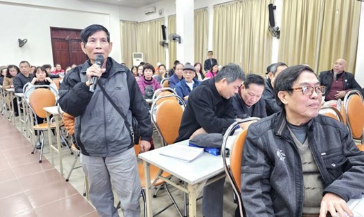Đại diện người dân tại khu tập thể Kim Liên (Đống Đa) phát biểu tại hội nghị lấy ý kiến. Ảnh: UBND quận Đống Đa
