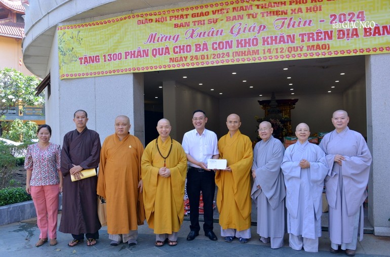 Đại diện Ban Trị sự, Ban Từ thiện xã hội trao quà đến đại diện Ủy ban Mặt trận Tổ quốc Việt Nam quận 10 (TP Hồ Chí Minh) để trao lại cho bà con. Ảnh: Ban Tổ chức 