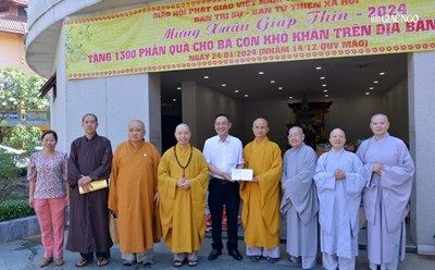 Đại diện Ban Trị sự, Ban Từ thiện xã hội trao quà đến đại diện Ủy ban Mặt trận Tổ quốc Việt Nam quận 10 (TP Hồ Chí Minh) để trao lại cho bà con. Ảnh: Ban Tổ chức